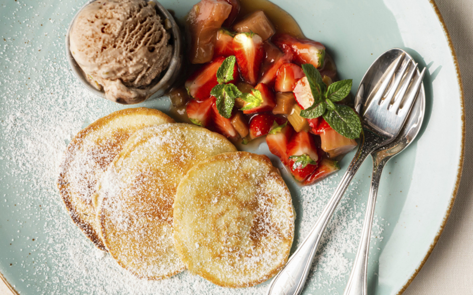Pancakes mit Kaffeehaus Eis und Rhabarber-Erdbeerkompott (von Johann Lafer)