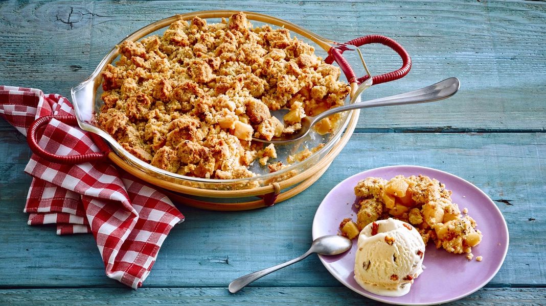 Apfelcrumble mit Walnuss Eis