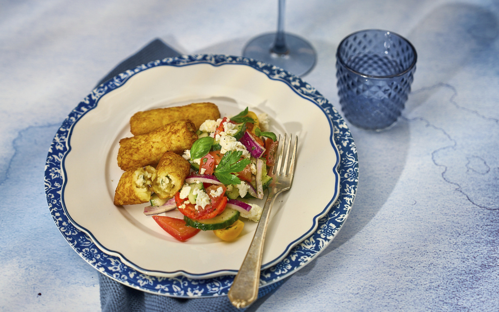 Mini-Röstitasche Zaziki auf Johanns Hirtensalat - Rezept von Johann Lafer