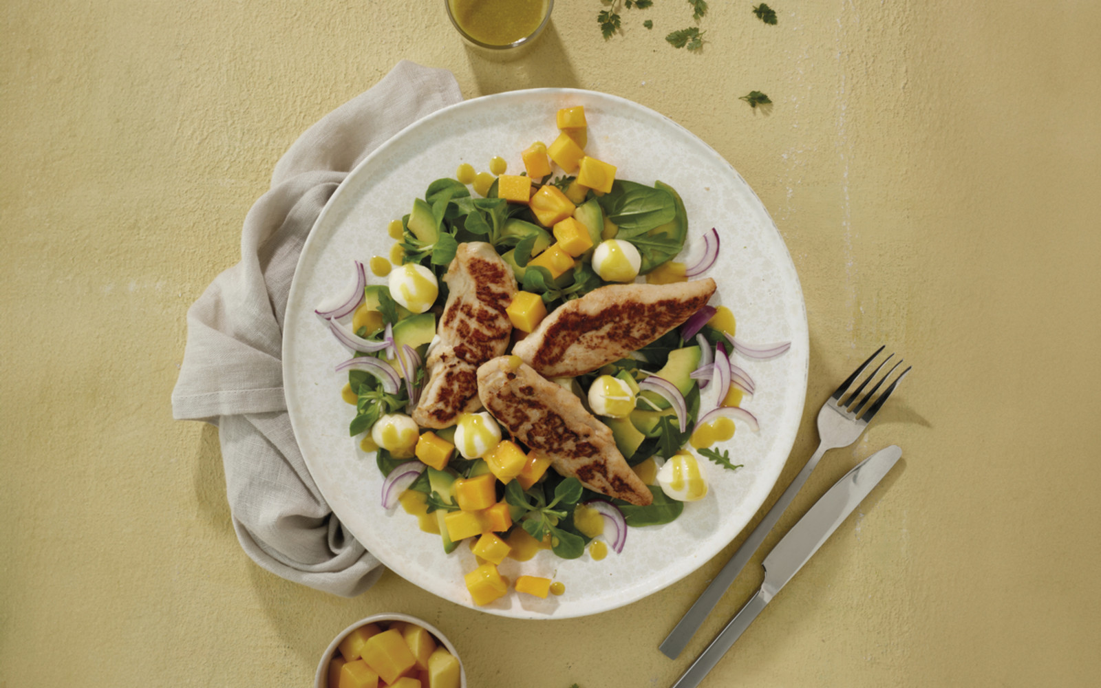 Mango-Avocado-Salat mit Hähnchen-Filetspitzen und Mozzarella