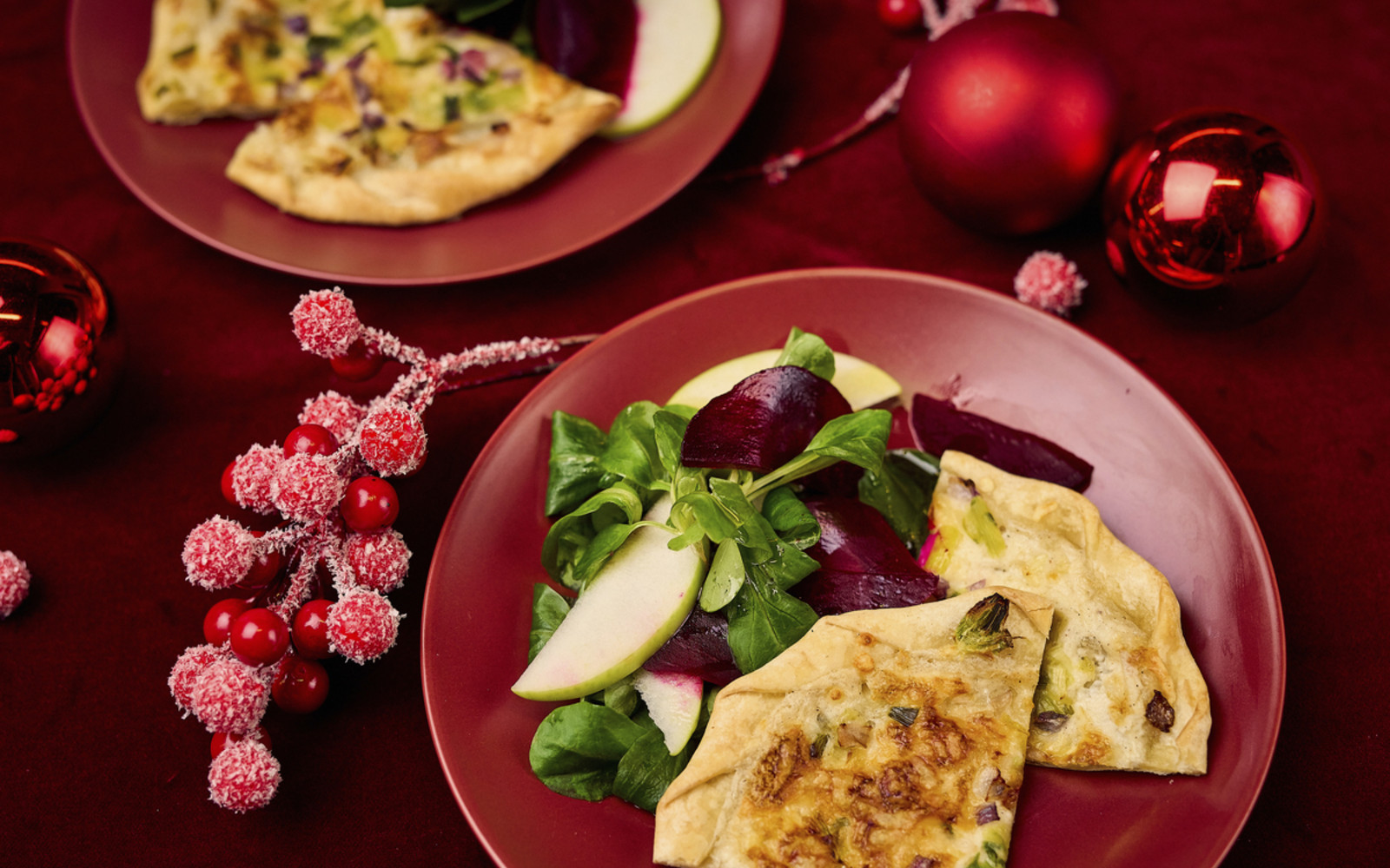 Mini-Flammkuchen mit Feldsalat, roter Bete & grünem Apfel (Rezept von Johann Lafer)