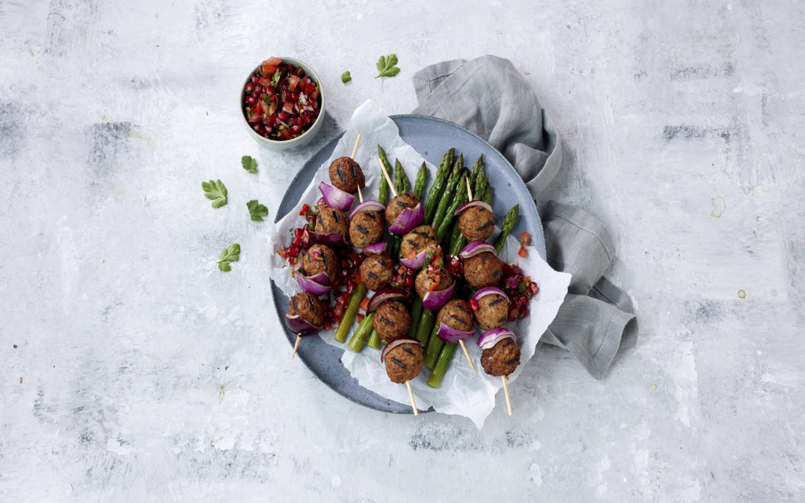 Vegetarische kein-Hack Frikadellen Spieße mit Granatapfel-Salsa