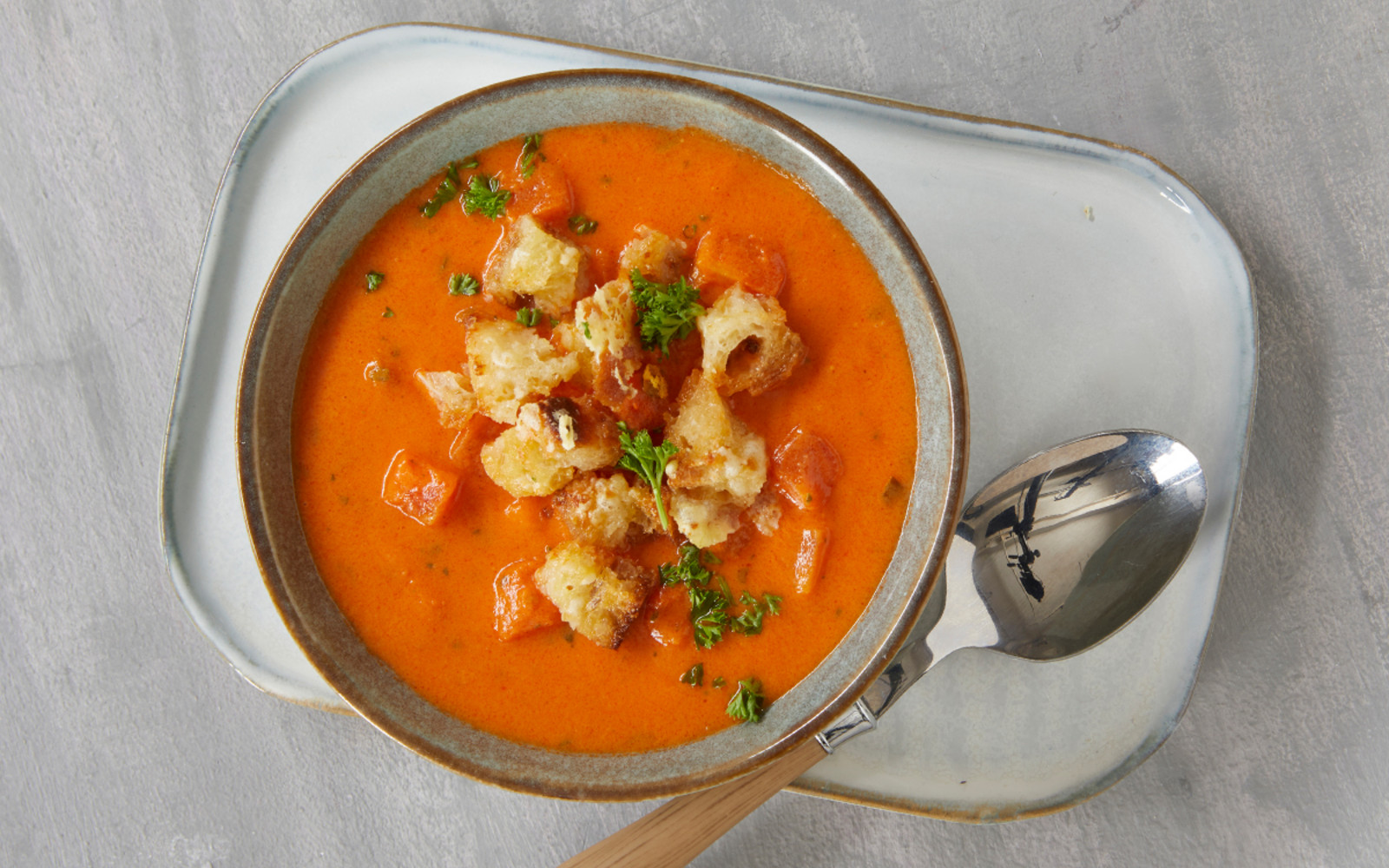 Tomatensuppe mit Parmesan-Croutons