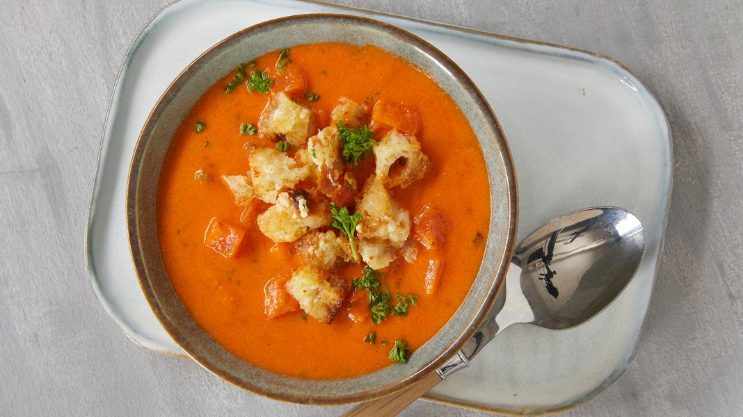 Tomatensuppe mit Parmesan-Croutons