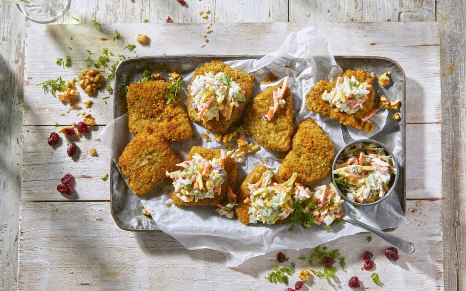 Hähnchenschnitzel getoppt mit Julienne Salat à la“ Waldorf “