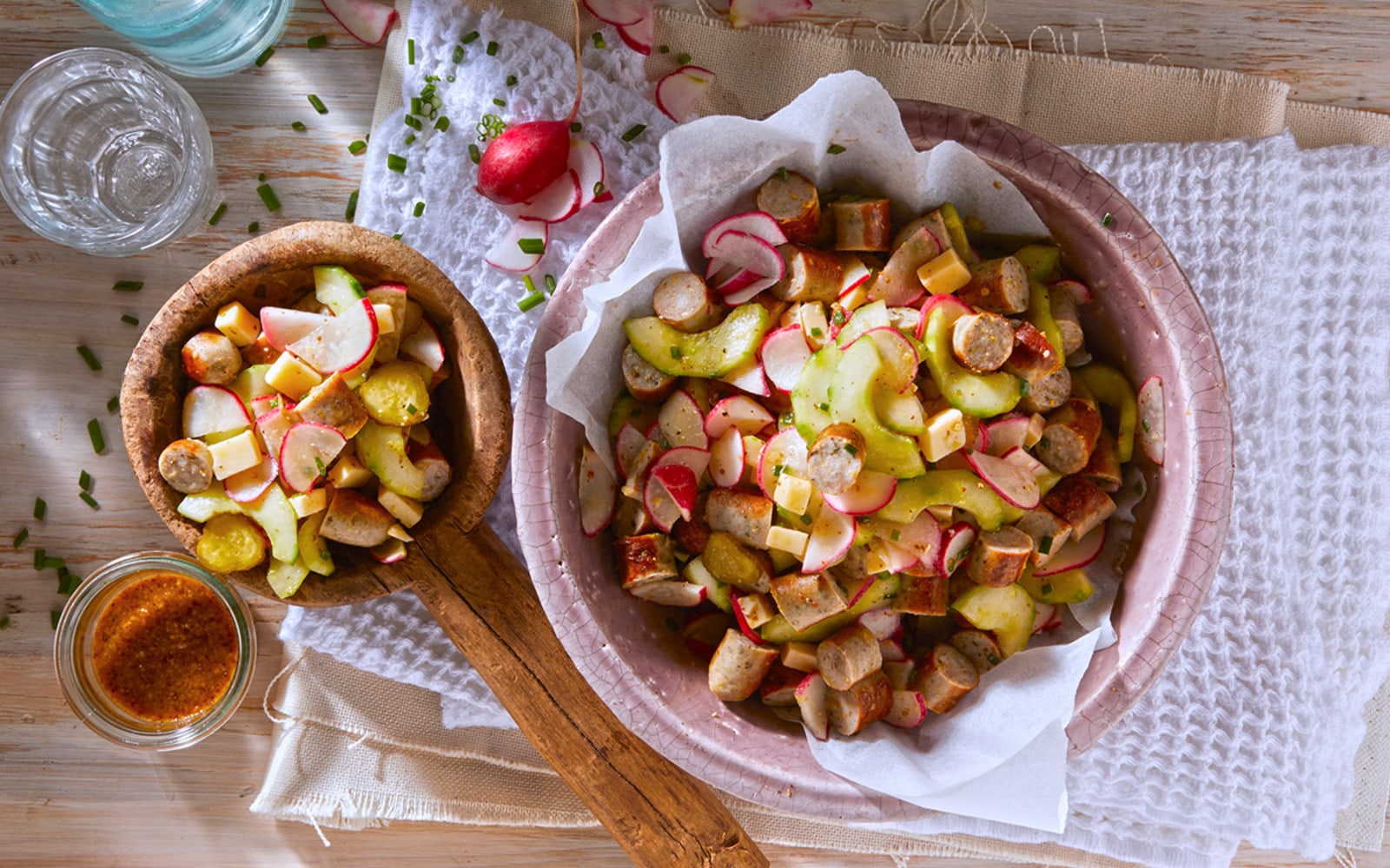Bunter Bratwurstsalat mit Radieschen, Gurke und Käse