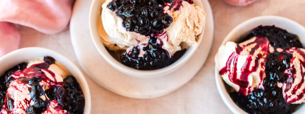 Rezeptbild Eiscreme mit Beeren-Tonkabohnen-Sauce 