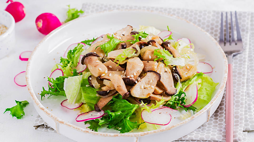 Gebratene Austernpilze auf frischem Salat