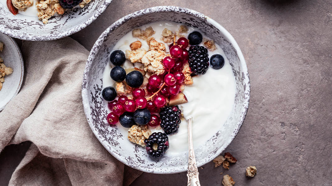 Brombeeren Blaubeeren und Heidelbeeren im Muesli