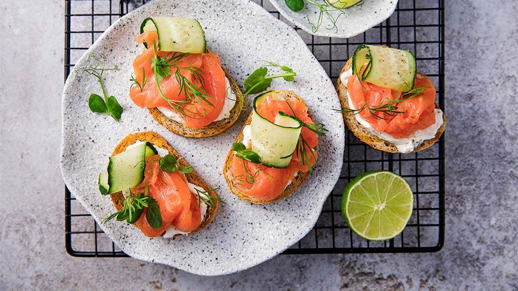 kleine Brote mit Lachs Gurke und Dill