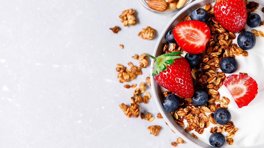 frische Erdbeeren und Heidelbeeren im crunchy Joghurt