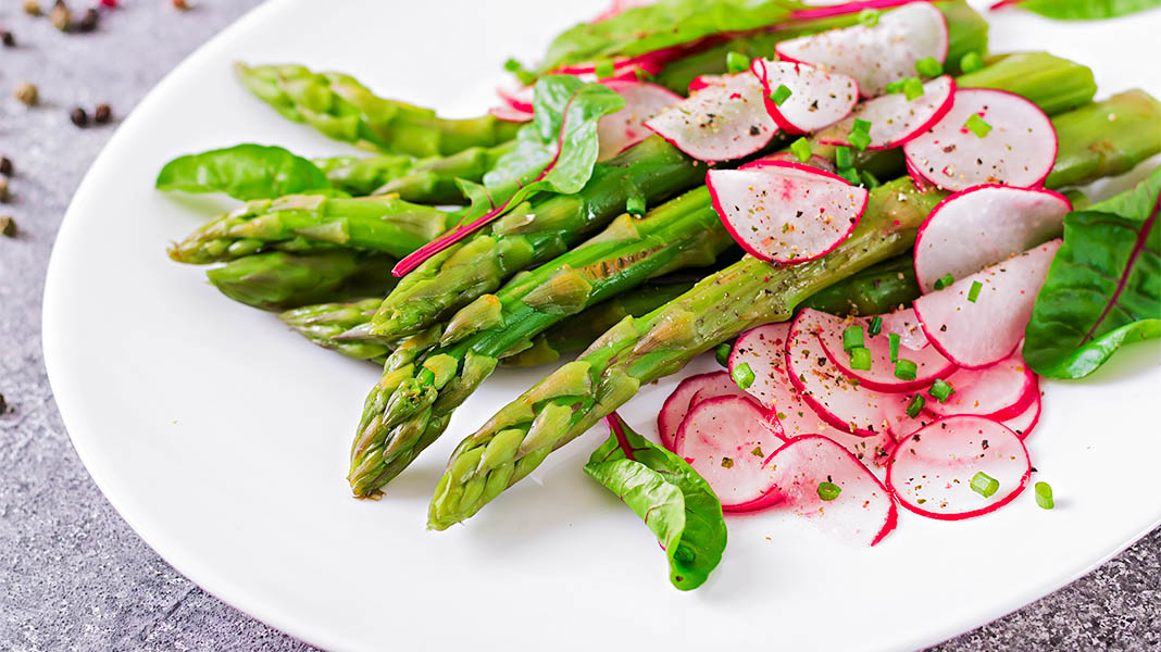 Gebratener gruener Spargel mit Radieschen