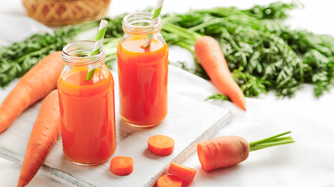 Frische Karotten und Karottensaft