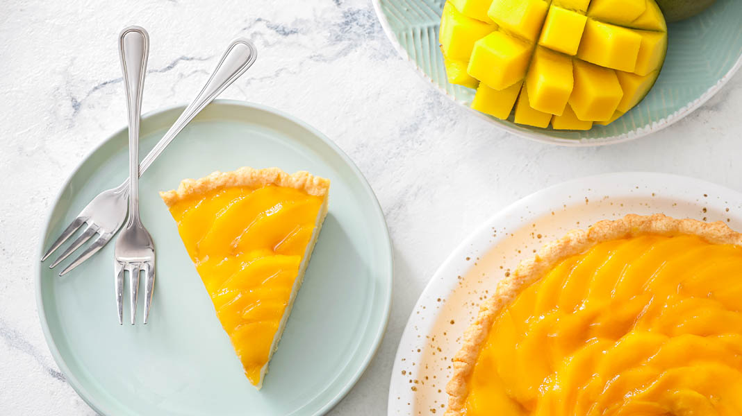 Mango Tarte und aufgeschnittene Mango