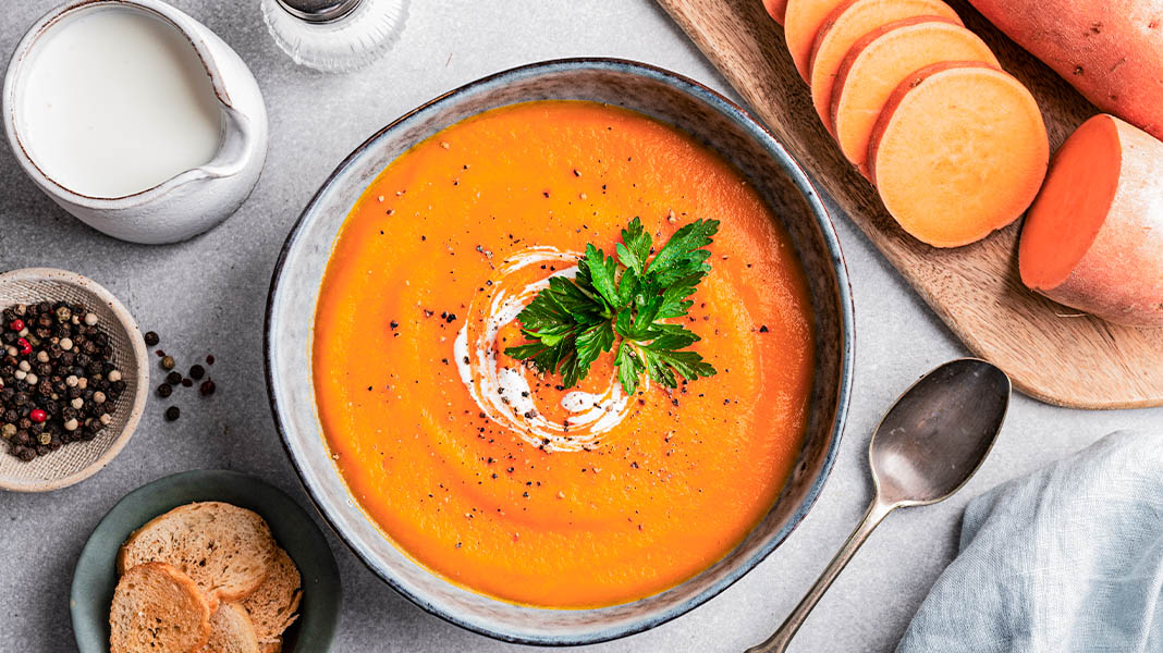 Suesskartoffelsuppe mit Petersilie garniert