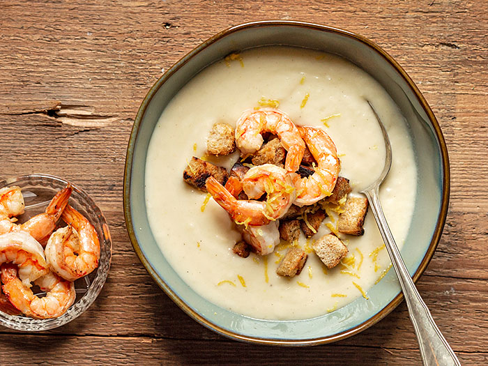 Österreichische Käsesuppe mit Bergkäse Österreichische Käsesuppe mit Bergkäse