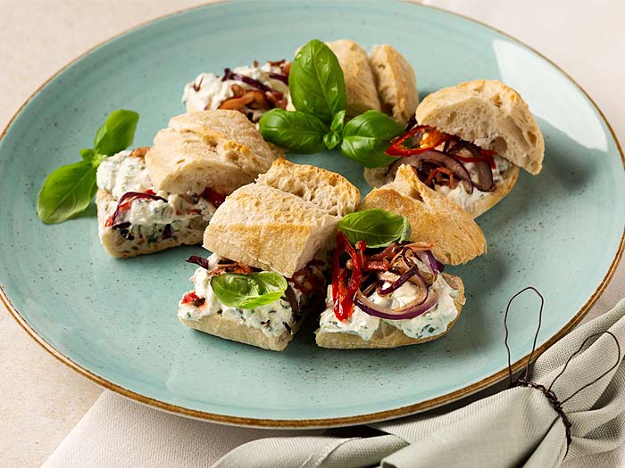 Süß-scharfe Kräuter-Ricotta-Creme auf Baguette 