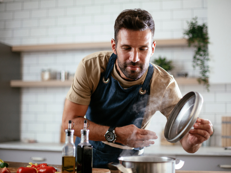 Mann kocht Mann kocht