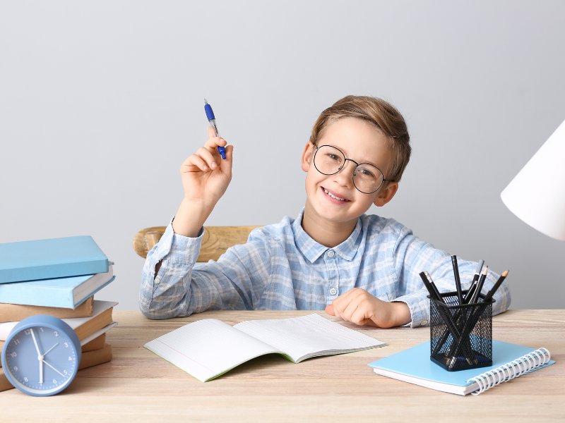 ©shutterstock_1687348837 Kind schlau