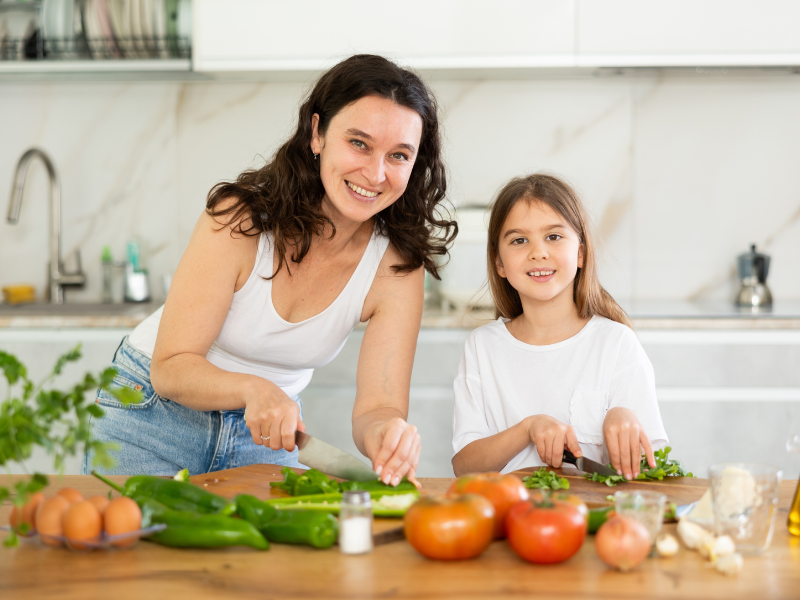 Mutter und Kind kochen
